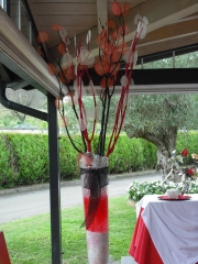 Columna de cristal con gelatina redonda en rojo y blanco-boda civil en restaurante