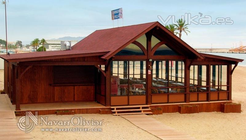 Chiringuito de playa para Hosteleria. Amplia terraza con cerramiento de cristal