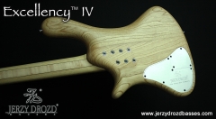 Detalle de la placa trasera del bajo jerzy drozd excellency iv