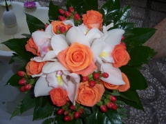 Ramo de novia compuesto de rosas naranjas y cymbidium