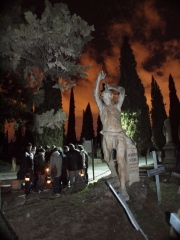 Rutas nocturnas en el cementerio de zaragoza, farol en mano