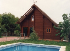 Casa de madera con piscina
