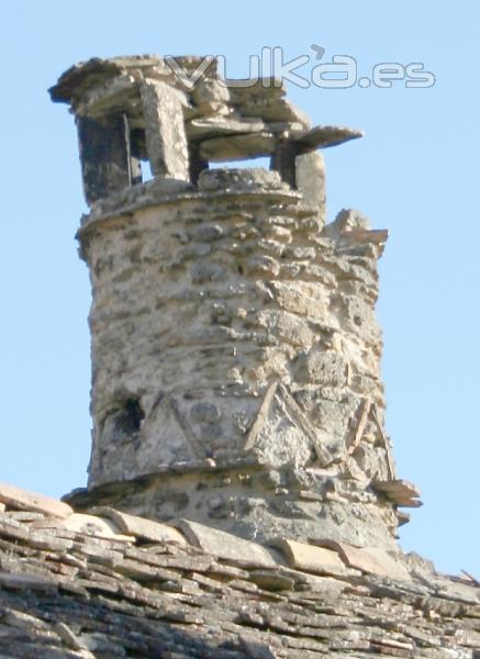 Chimenea medio derruida en Casa Gabriel de Jasa