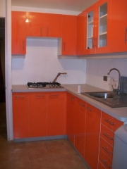 Mueble de cocina alto brillo naranja