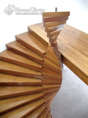 Escalera de diseno helicoidal en madera de iroko