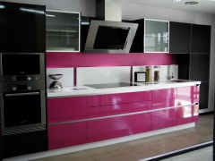 Cocina de exposicion en rosa fucsia, antracita y blanco