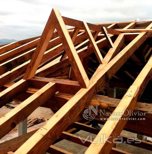 Tragaluz en estructura de madera recuperada