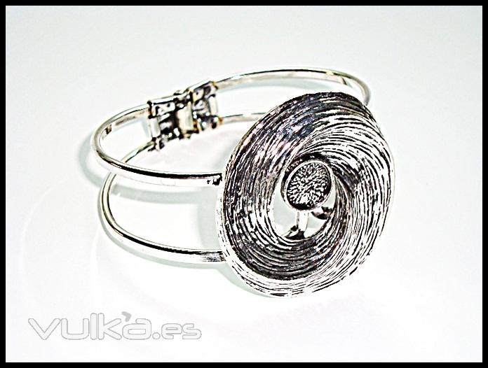 Bella pulsera de importación diseño en metal rodiado color plata, libre de níquel