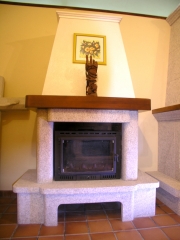Chimenea bayona tallada en granito silvestre natural + madera iroko medidas 140 x 75 x 117 cm
