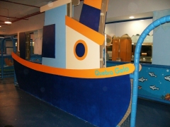 Barco realizado en dm pintado fijado a estructura de juego en viseu