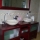 Detalle de baño de matrimonio con pilas de mármol y mueble de madera natural tintado en cereza ´11