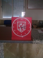 Reloj de silestone rojo con escudo atletico de madrid