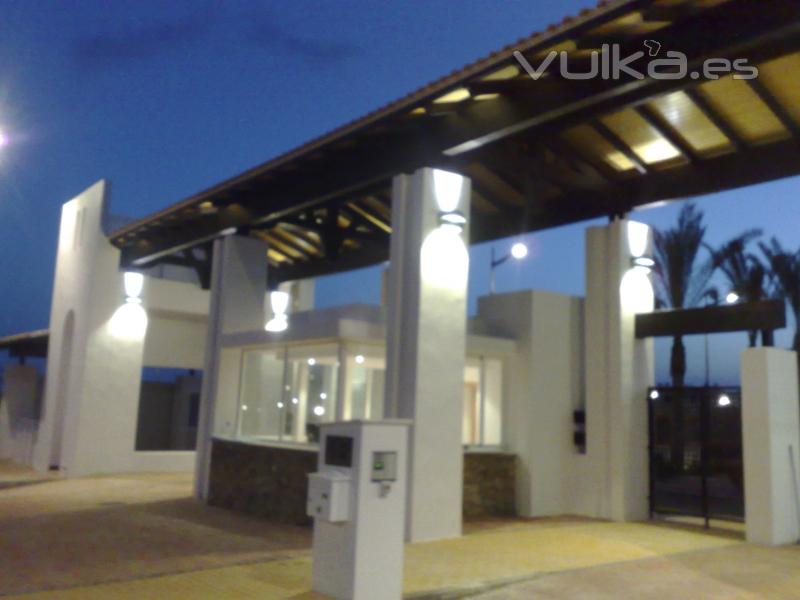 Portada de entrada a complejo Pueblo Salinas en Vera(Almeria)promotor KEYMUR S.L.