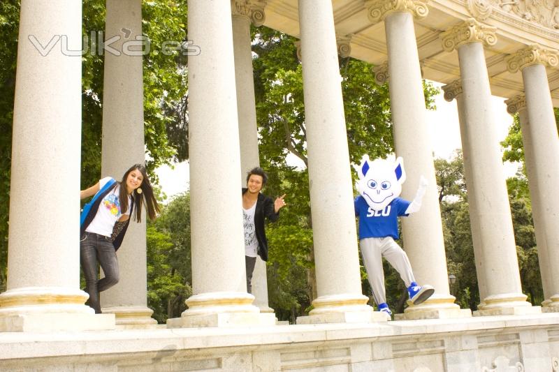 The Billiken enjoys the company of students in the Retiro Park, the biggest park in Madrid.