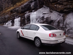Taxi de Benavente (Zamora) en la N502 kilómetro 42 en La Cueva del Maragato provincia de Avila    o