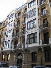 Vista general de restauracion de fachada de edificio privado