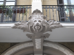 Detalle de restauracion de fachada de edificio privado