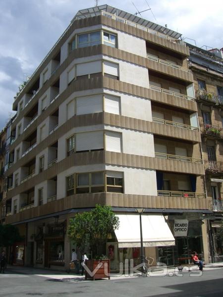 Vista general de restauración de fachada de edificio privado