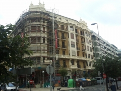 Vista general restauracion de fachada de edificio privado