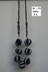 Collar realizado con bolas de lana hechas a ganchillo y decoradas con cinta de seda  colores