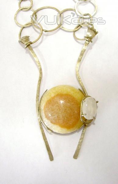 Collar en plata cadena artesanal, onix amarillo de Brasil y piedra luna