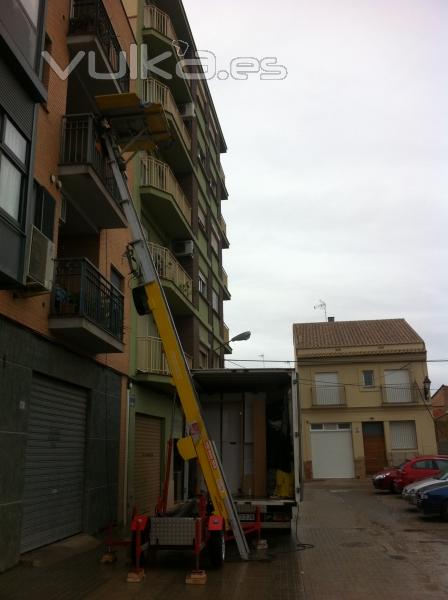 mudanzas en valencia con elevador de muebles por fachada