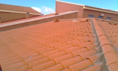Montaje de teja en cubierta zona de juegos colegio  cobisa -toledo-