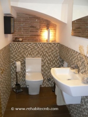 Diseno y reforma lavabo en vivienda antigua del maresme aspecto bano rustico de piedra natural