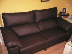 Imagen despues del retapizado sofa  en piel sintetica