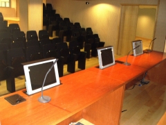 Sala de prensa: instalacion de micros, monitores integrados en mesa etc