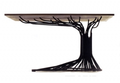 Acero y madera en una mesa con diseno inspirado en un arbol