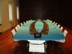 Instalacion realizada en mesa de reunion de una importante entidad: cajeado en mesa, microfonos etc