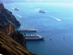 Vista de nuestro barco desde lo alto de la isla de santorini(grecia)