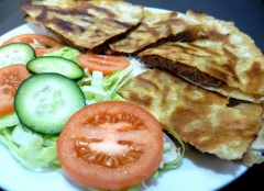 Pita libanesa rellena con carne picada de  ternera con perejil, cebolla, salsa de  sesamo y especias