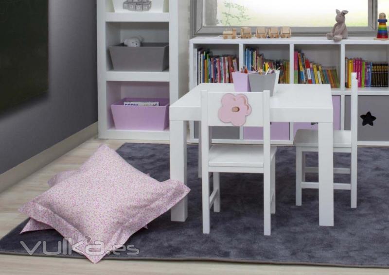 Mesa y sillas lacadas en blanco con adornos rosa. De Babyroom.