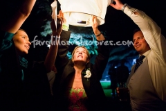 Lanzamiento de farolillos de papel luminosos al cielo en boda