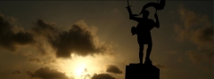 Fotograma del reportaje de melilla para fitur 2012, contraluz de la estatua de estopinan