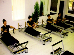 Sala de pilates y equipo de wellnessclinic-avenida ana de viya, 44 cadiz