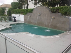 piscina con detalle de fuente