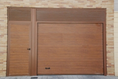 Puerta seccional con porton adicional (imitacion madera)