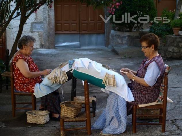 Mujeres haciendo encaje de bolillos