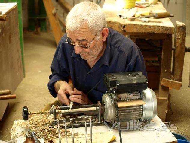 Detalle de como fabrican a mano ,los palillos que emplean para la confeccion del bolillo 