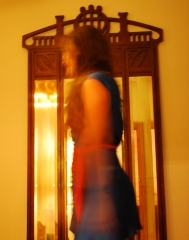 Vestido saten azul con lazo rosa de jesus de la ossa frente a espejo modernista