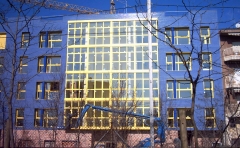 Cerramientos de aluminio realizado en lacado amarillo con persianas de aluminio