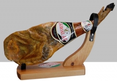 La paletilla iberica de bellota es una pieza noble, sacada del cerdo iberico criado en libertad