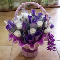 Flores de jabon en cesto decorado para boda
