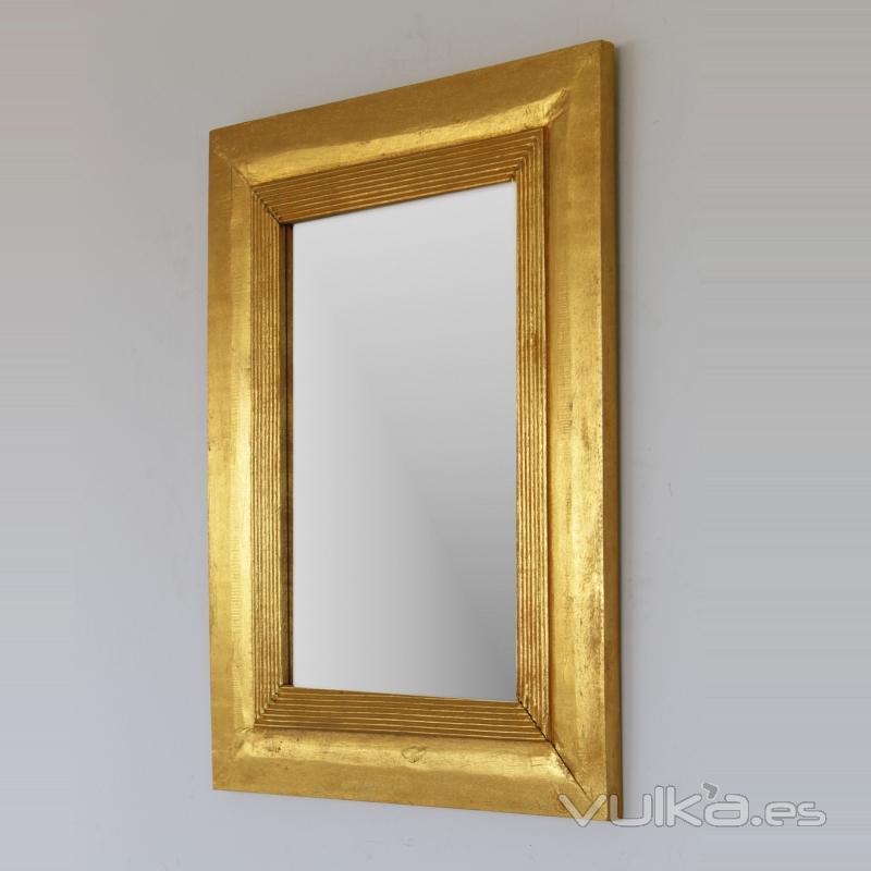 Espejo decorativo vintage en madera natural artesano 70x90 su precio es de 60 EUR