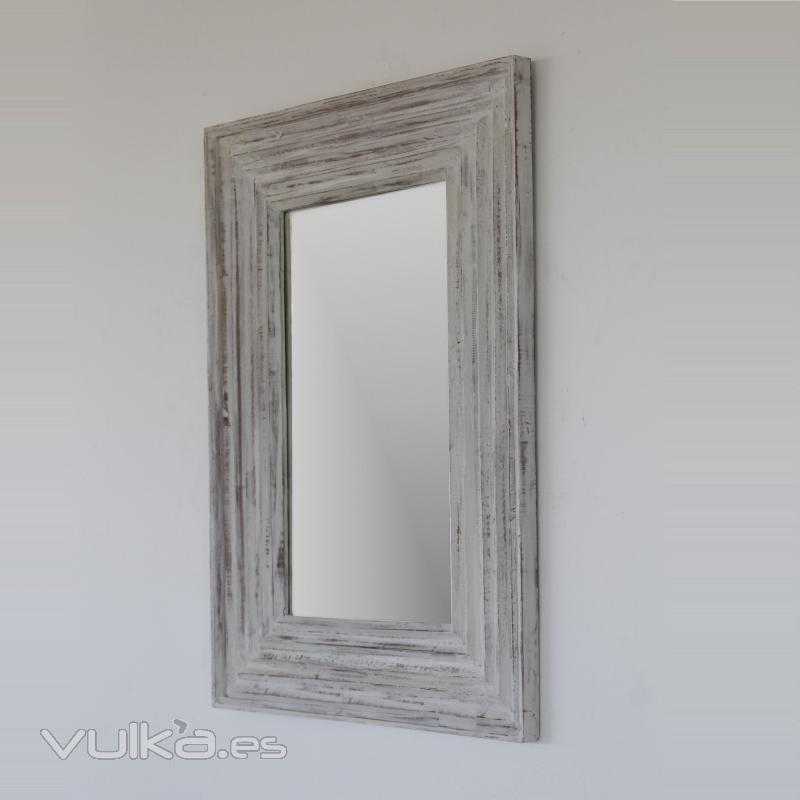 Espejo en madera natural acabado en blanco decapado , 70x100 su precio 80 EUR