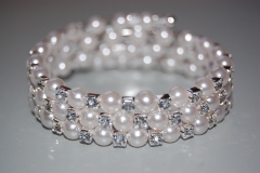 Pulsera para novias formada por perlas blancas y brillos