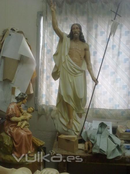 Cristo Resucitado en madera se pueden realizar en el tamaño que interesen dando un presupuesto .